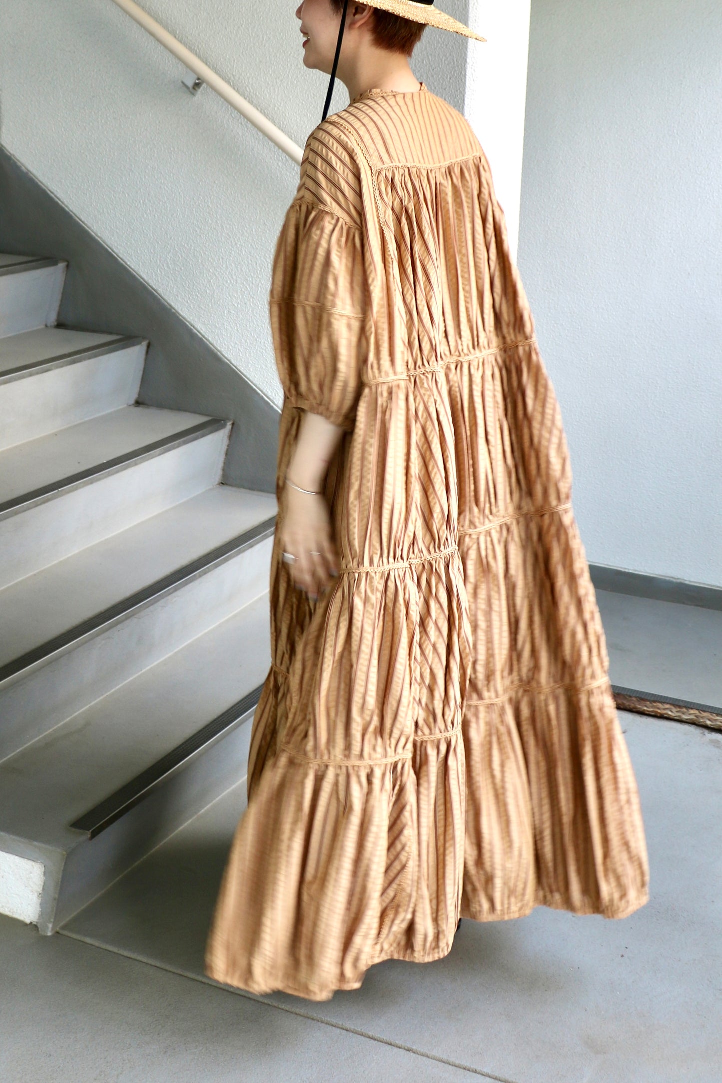 stripe volume onepiece – beige