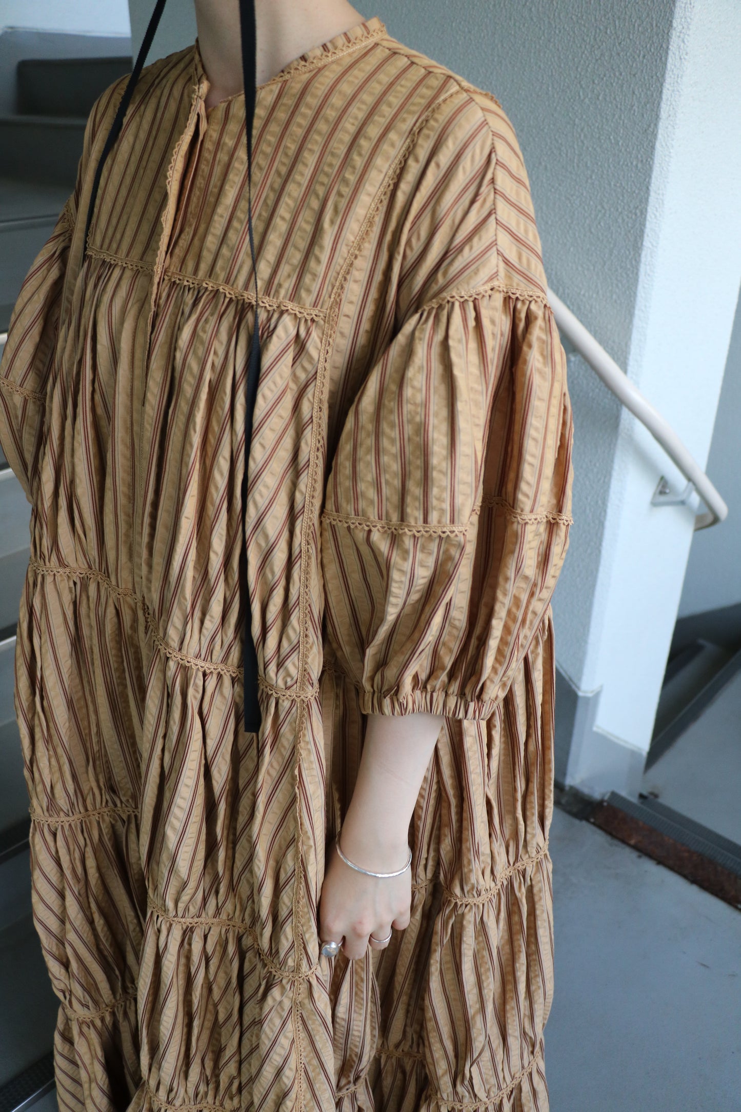 stripe volume onepiece – beige