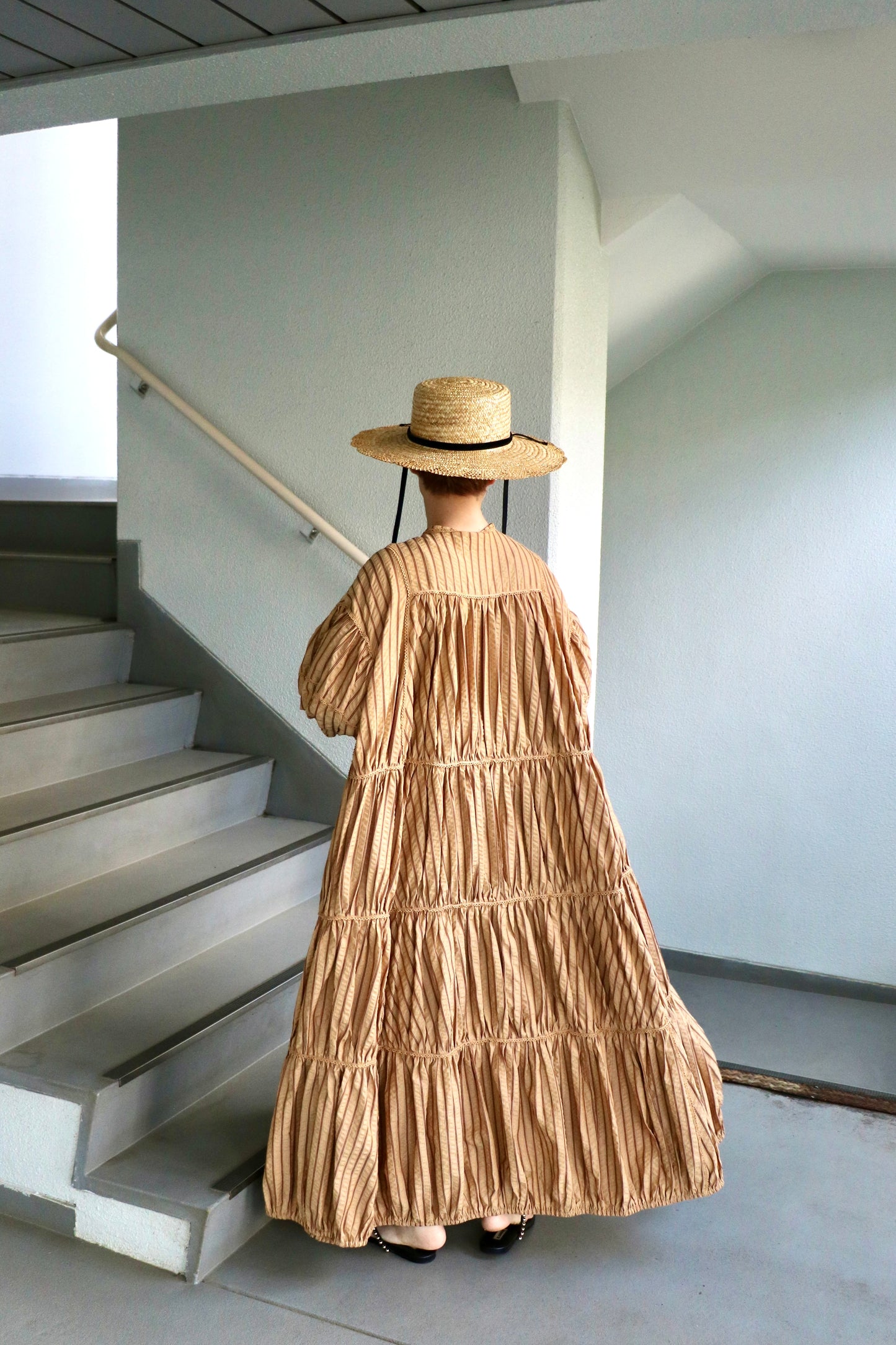 stripe volume onepiece – beige