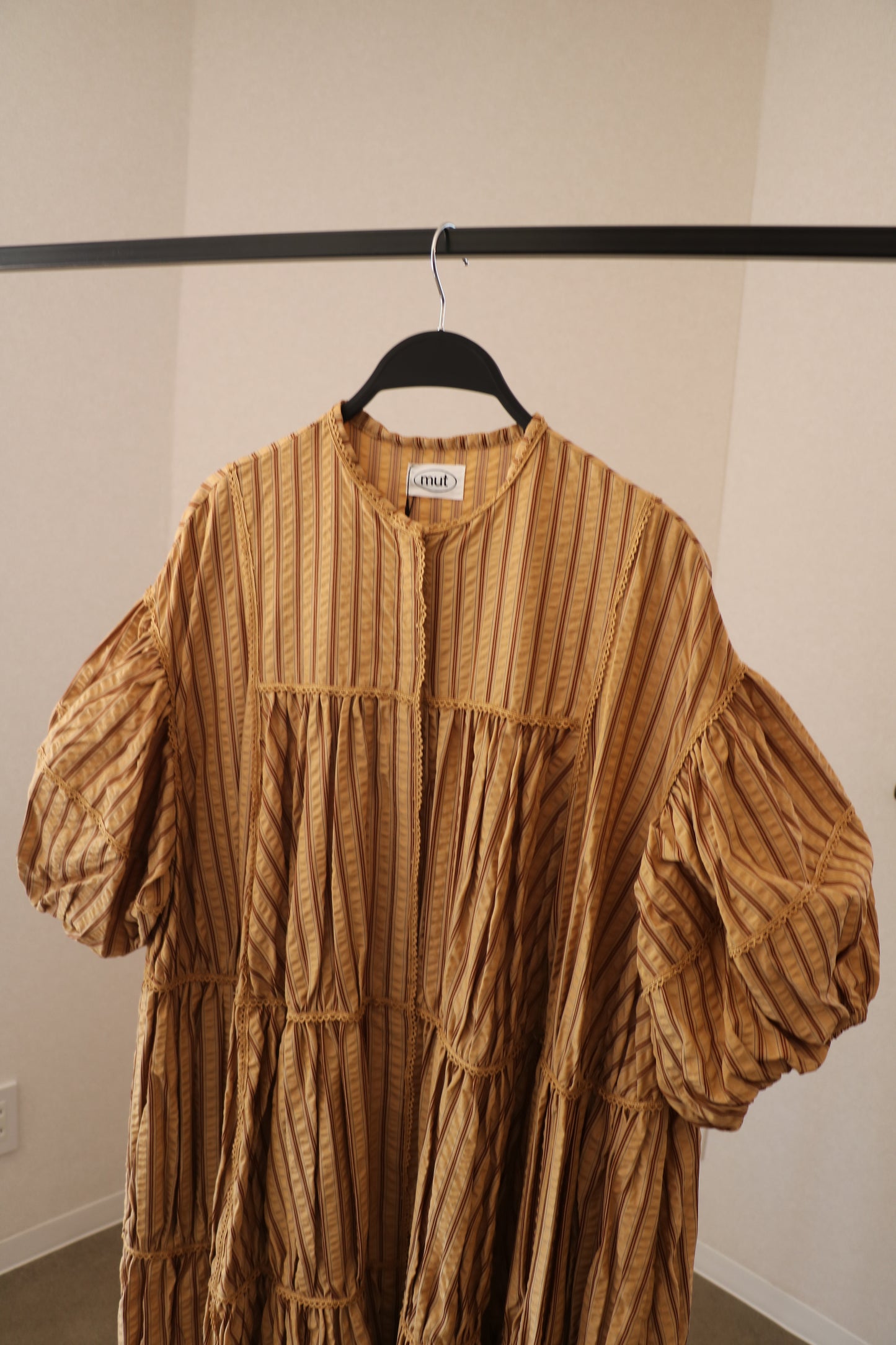 stripe volume onepiece – beige