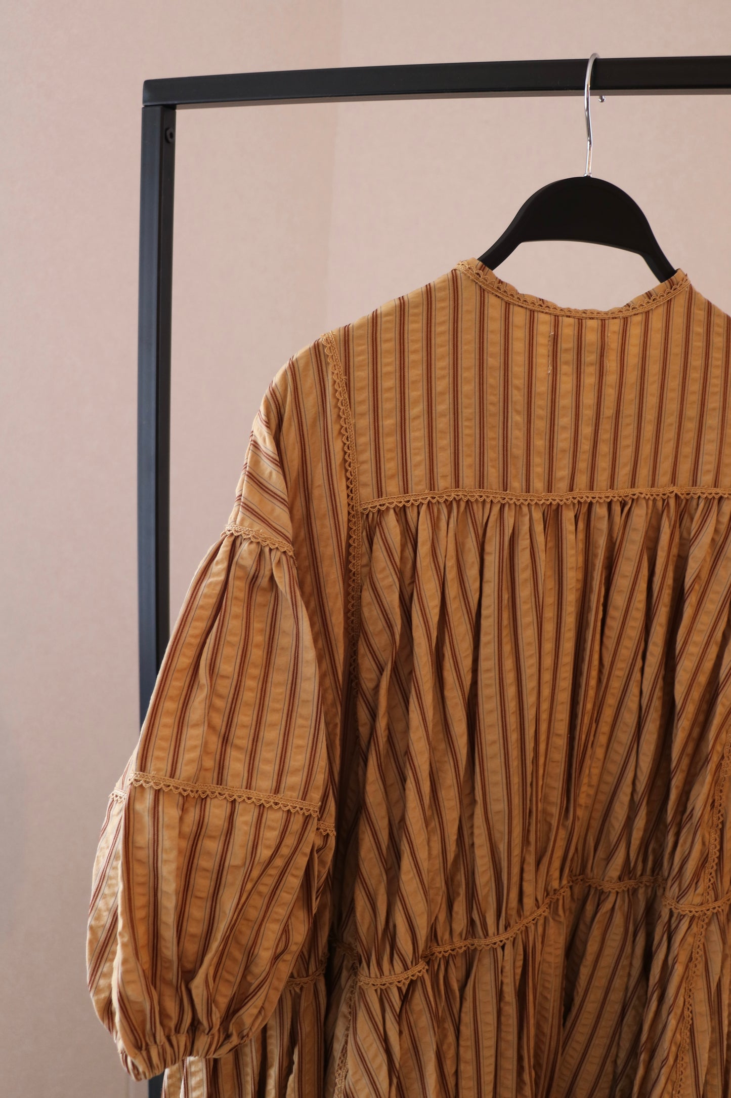 stripe volume onepiece – beige