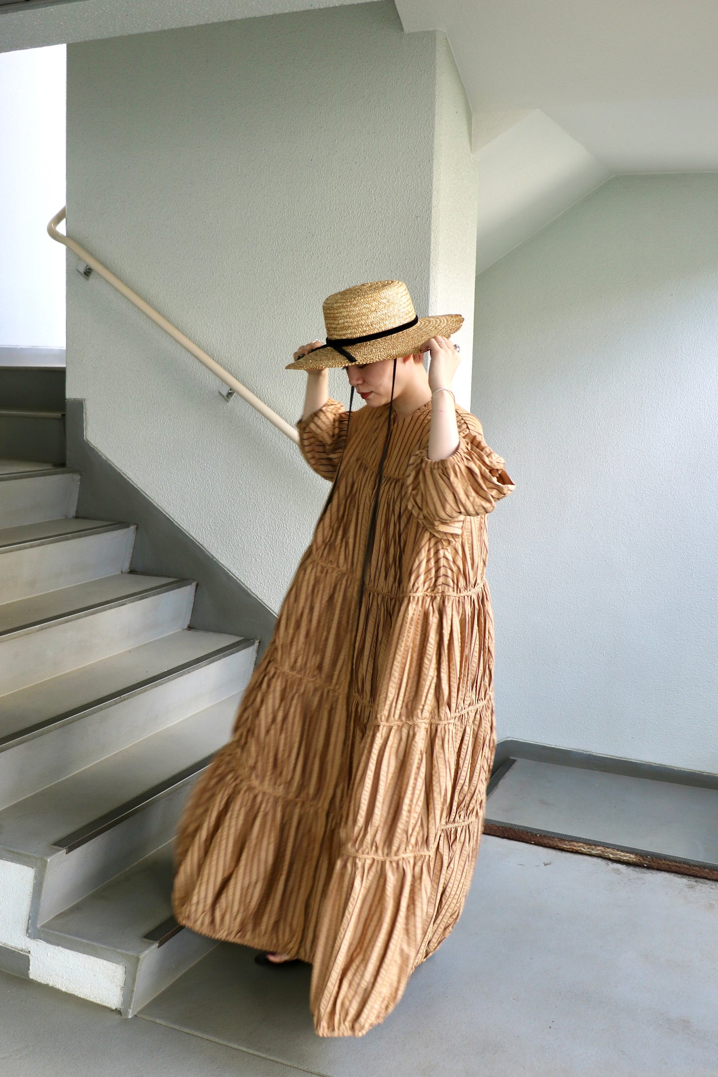 stripe volume onepiece – beige