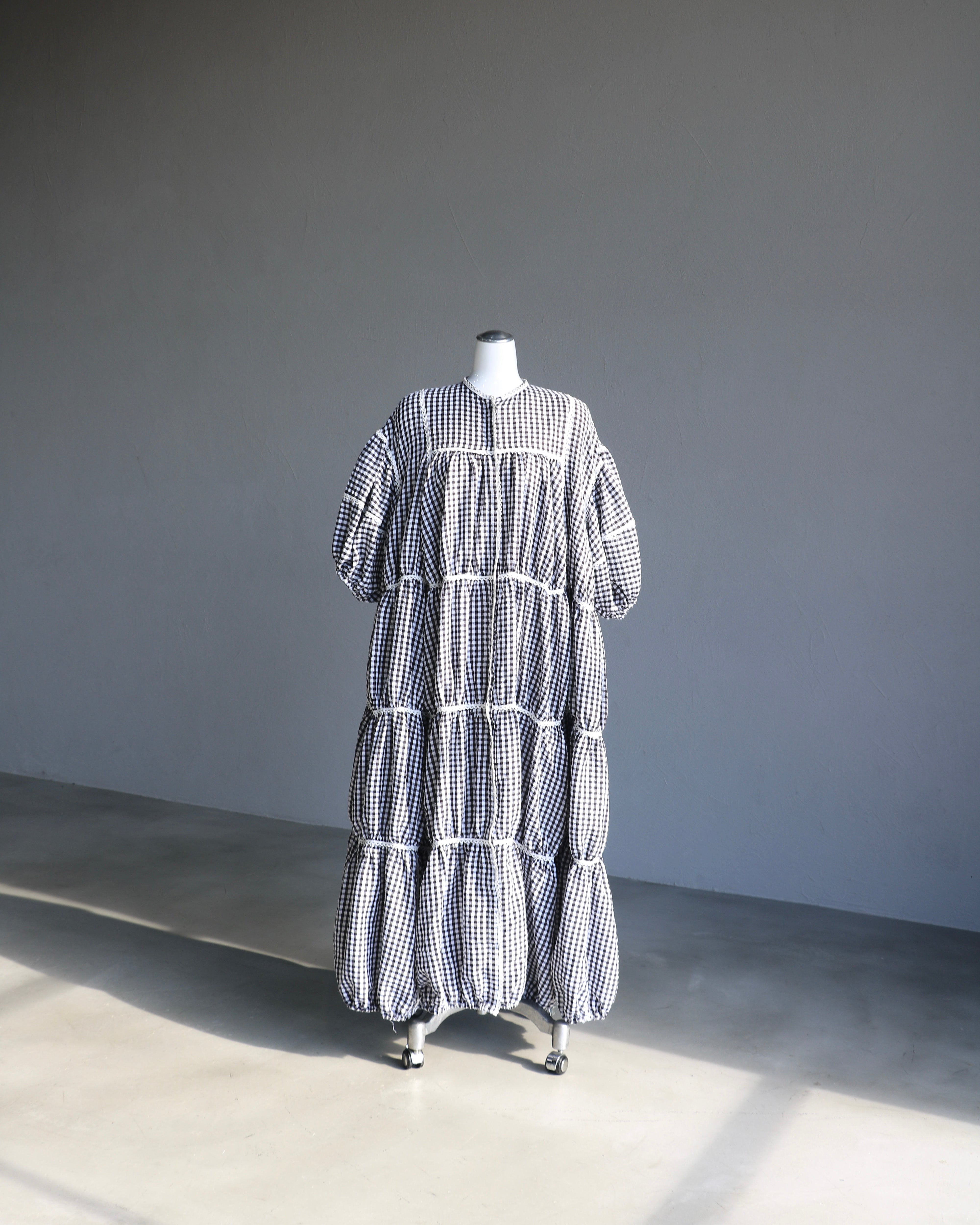 gingham patchwork volume onepiece – white × black – mut