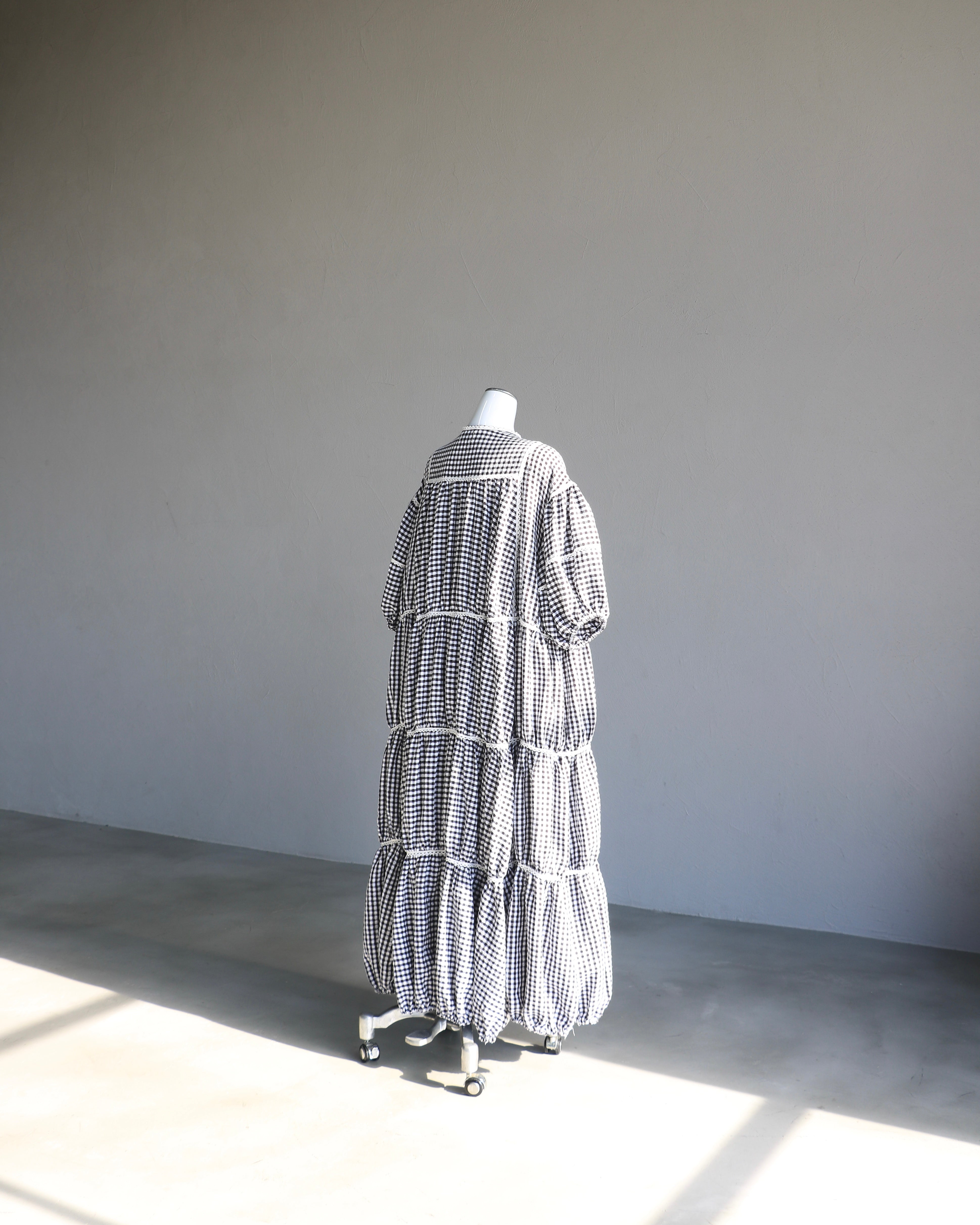 gingham patchwork volume onepiece – white × black – mut