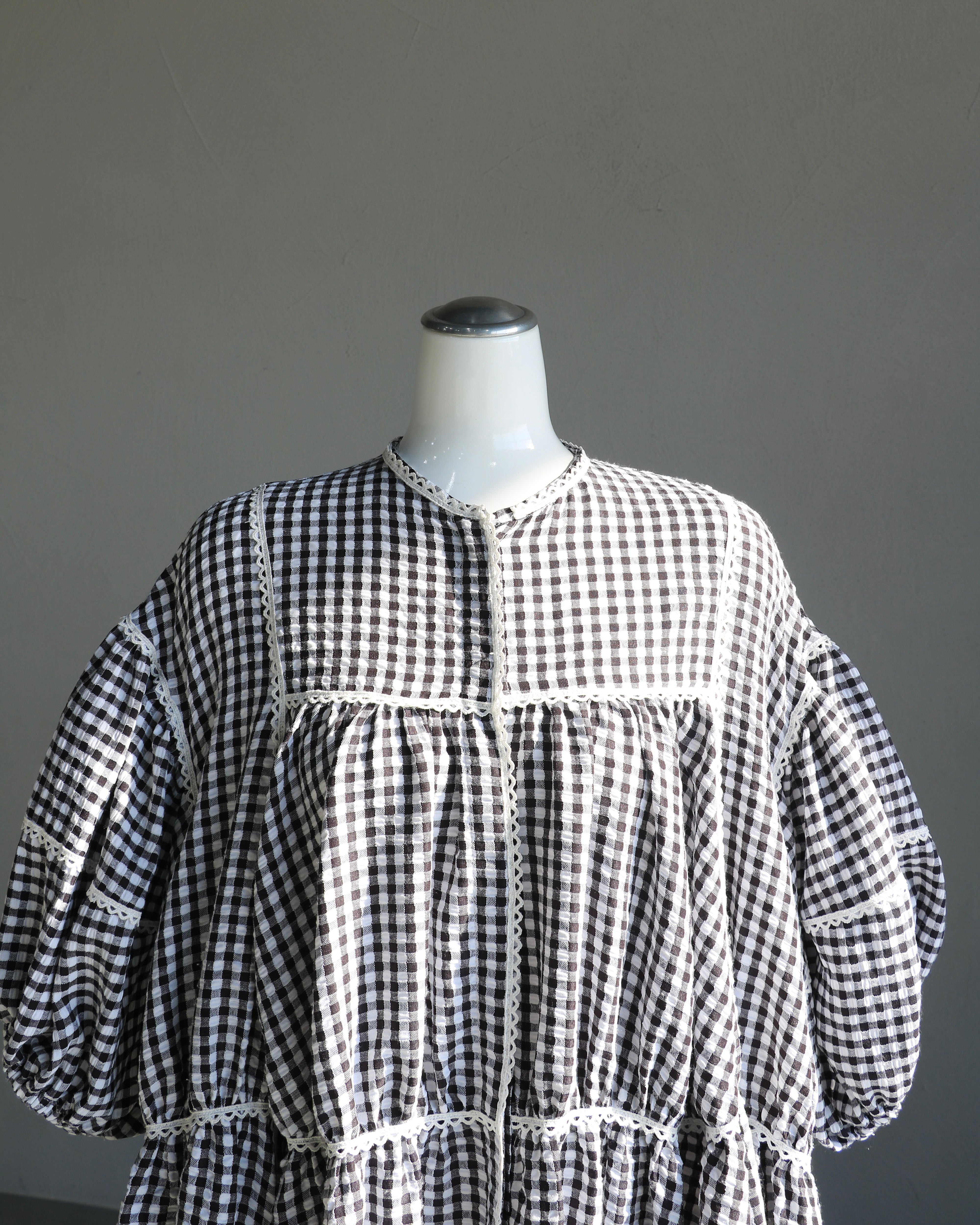 gingham patchwork volume onepiece – white × black – mut