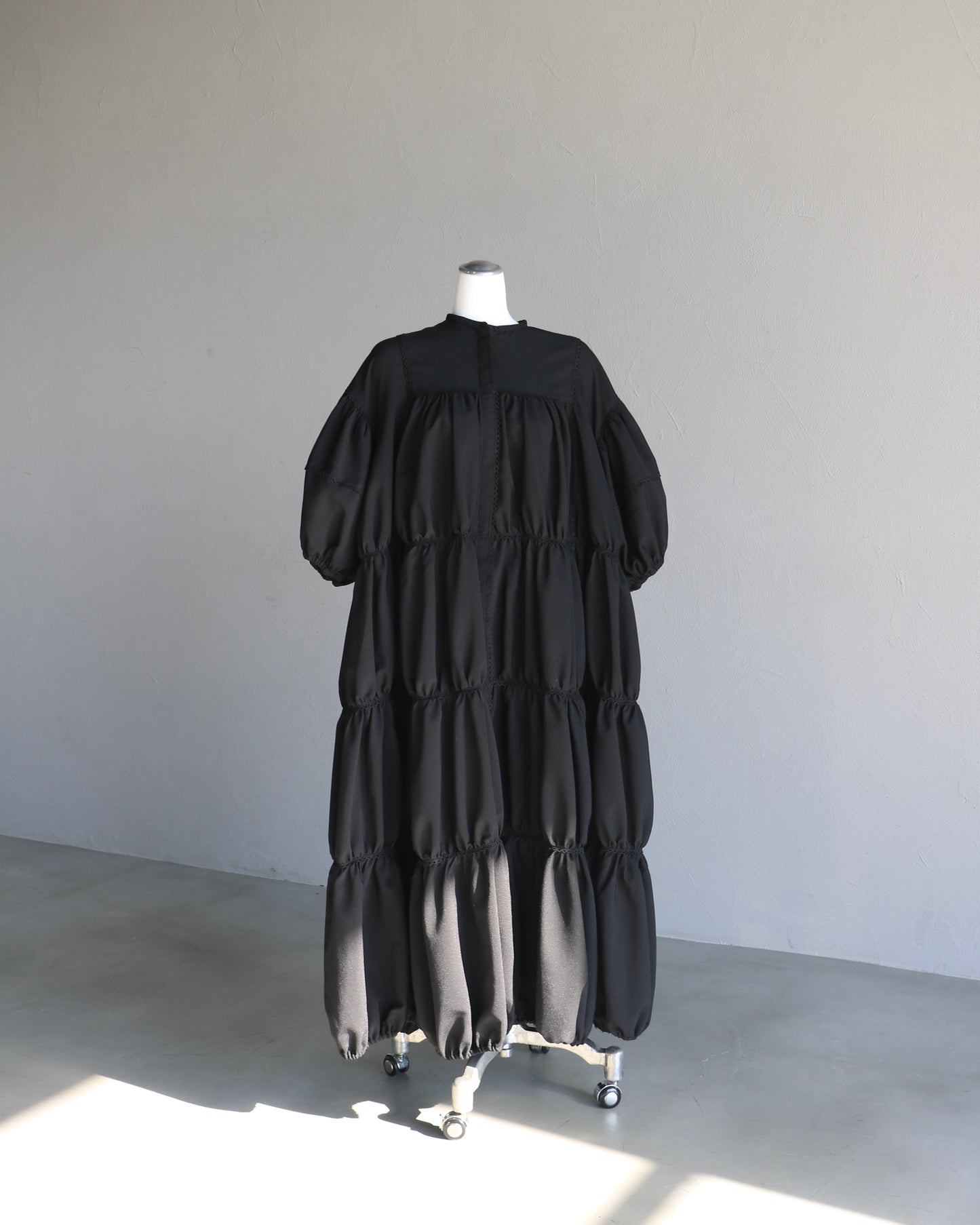 [預購] 無格紋拼布洋裝 – 黑色