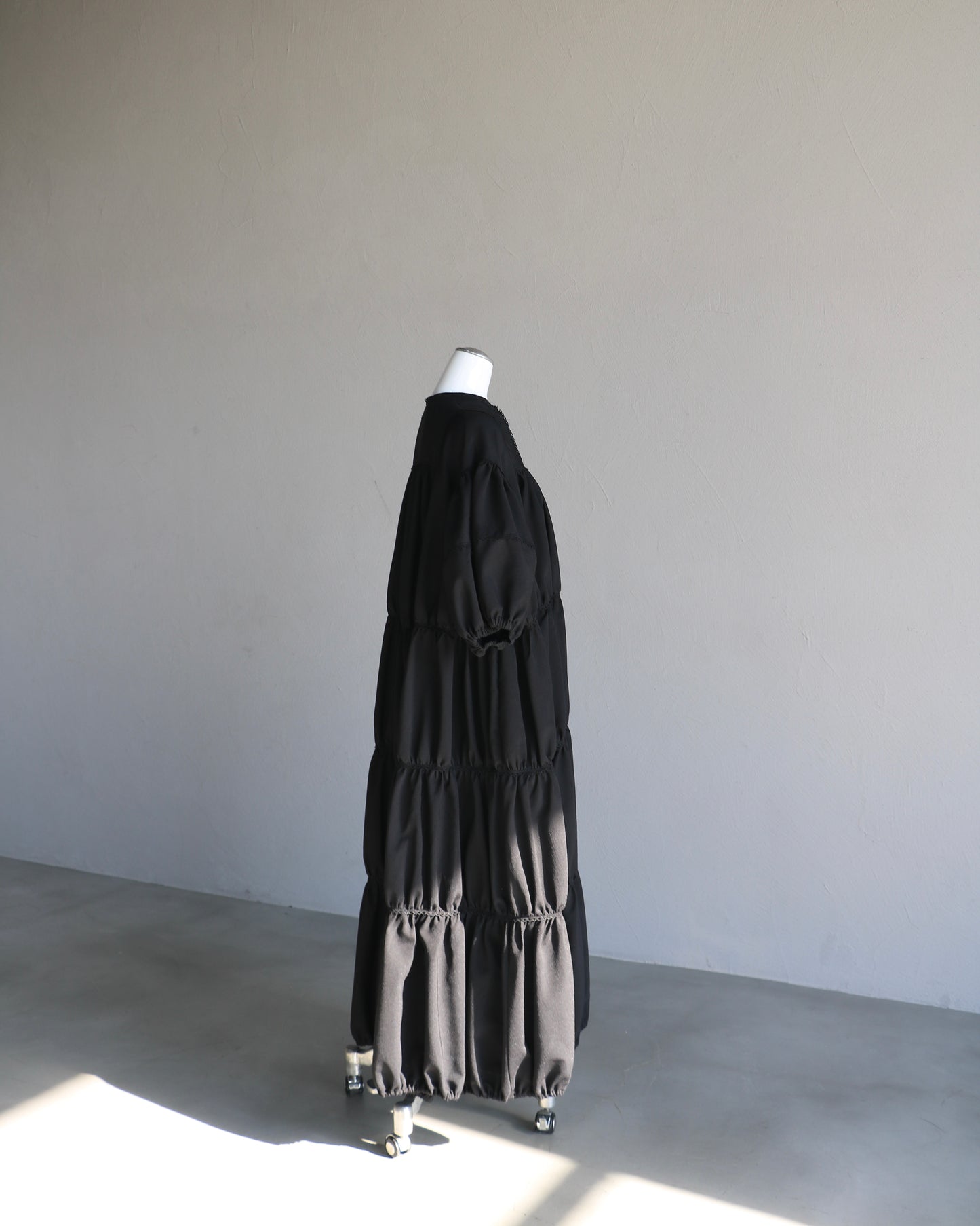 [預購] 無格紋拼布洋裝 – 黑色