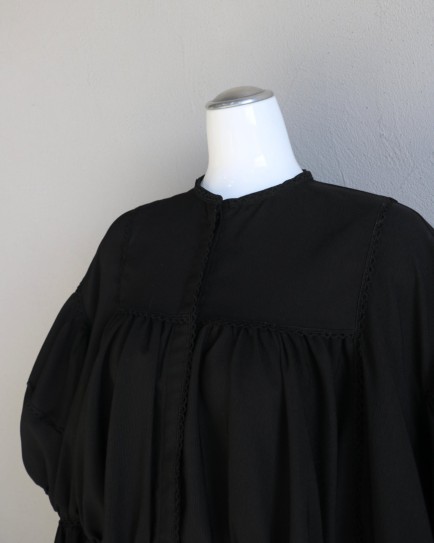 [預購] 無格紋拼布洋裝 – 黑色